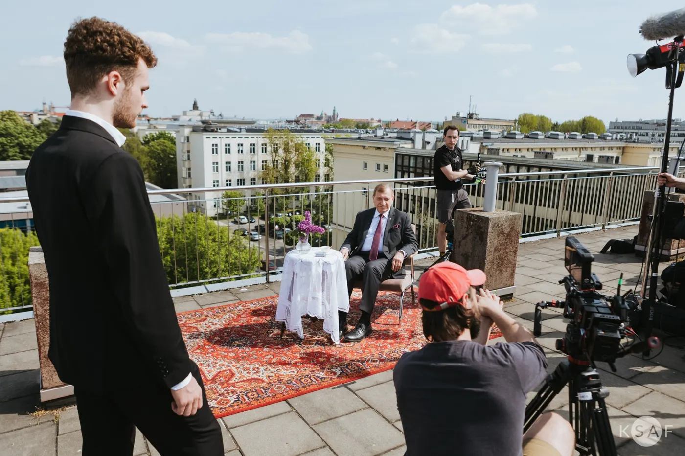 Ekipa filmowa na planie na dachu